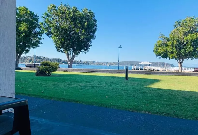 Zorba Waterfront Motel