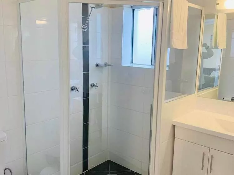 Zorba Waterfront Motel