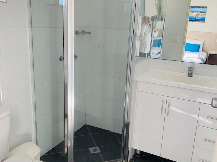 Zorba Waterfront Motel