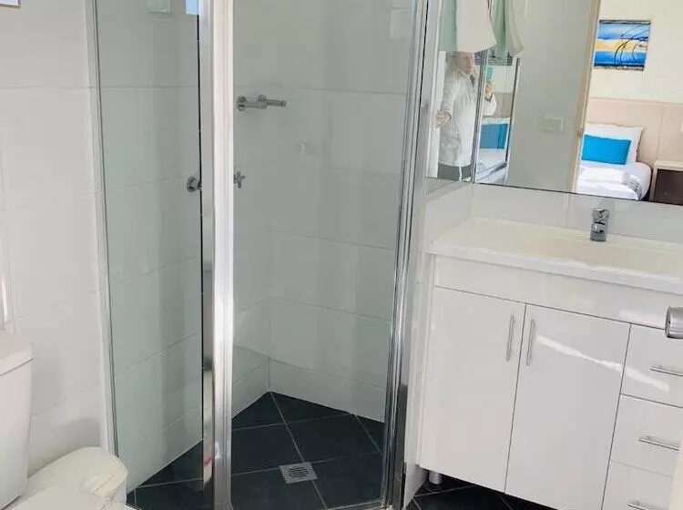 Zorba Waterfront Motel