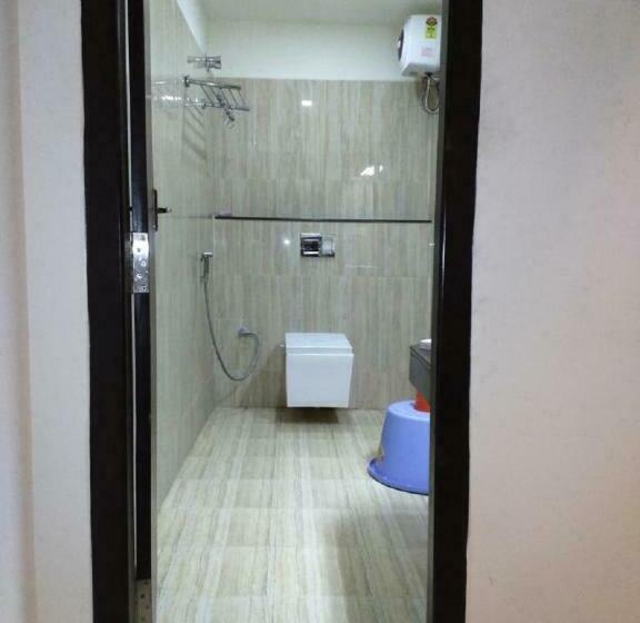 Otel Saravanaa Residency