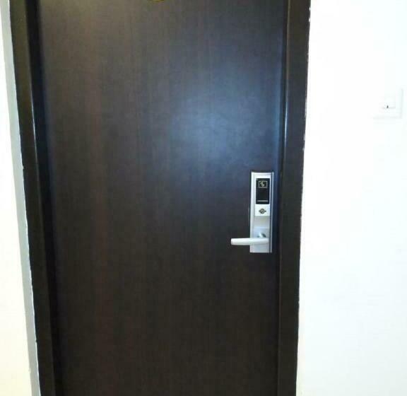 Otel Saravanaa Residency