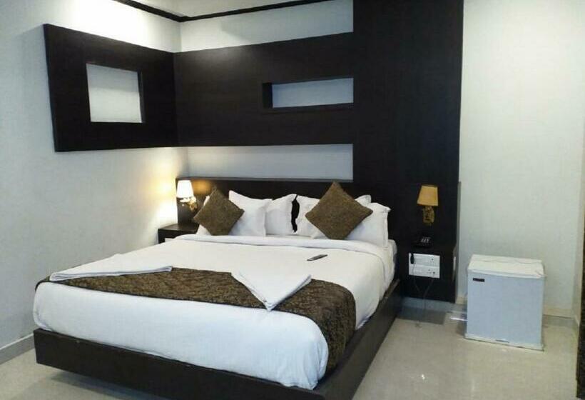 Otel Saravanaa Residency