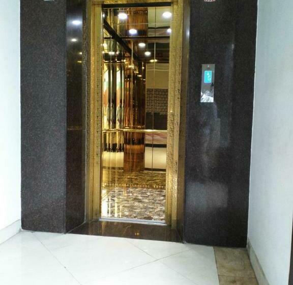 Otel Saravanaa Residency