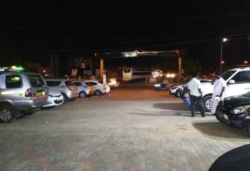 Otel Saravanaa Residency