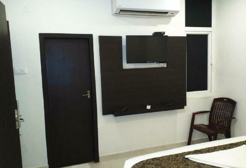 Otel Saravanaa Residency