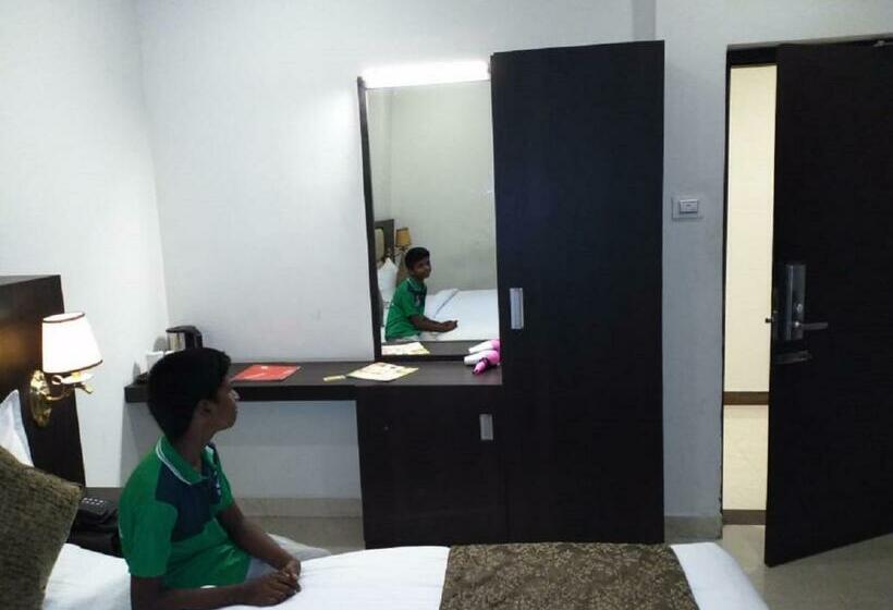 Otel Saravanaa Residency