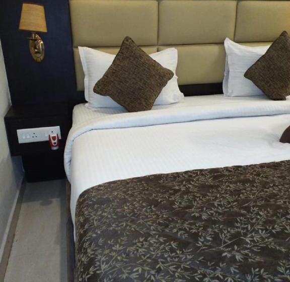 Otel Saravanaa Residency