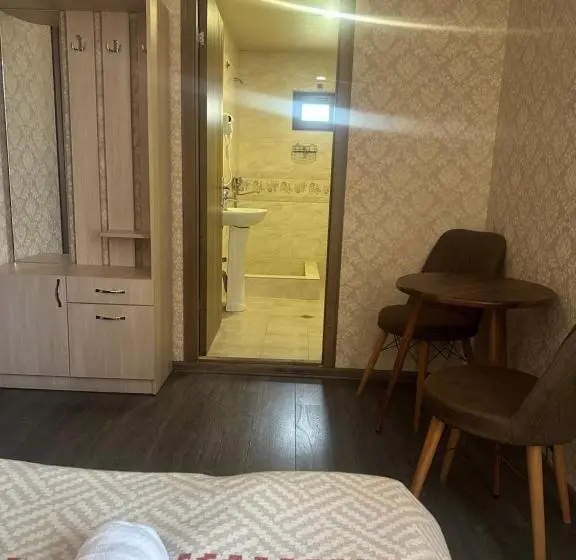 هاستل Nikolo Inn