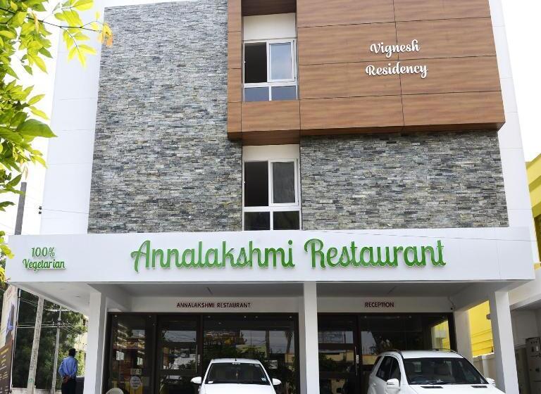 هتل Vignesh Residency