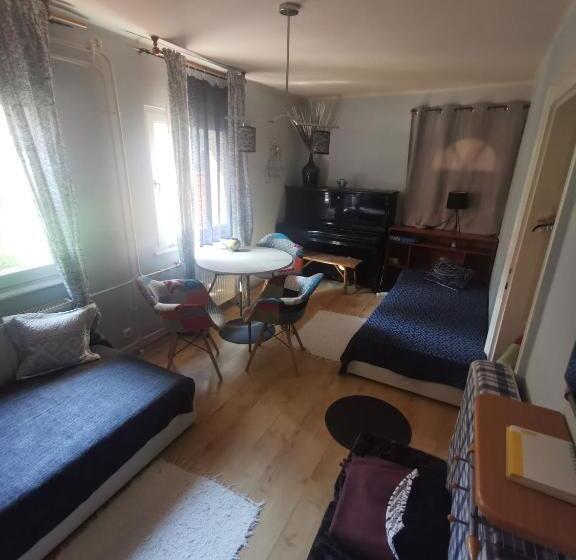 ペンション Karikatúra Vendégház