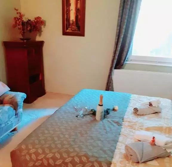 پانسیون Karikatúra Vendégház