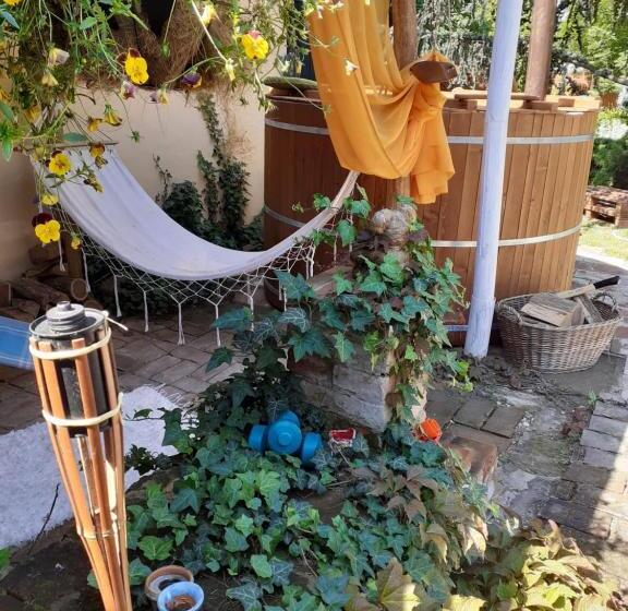 ペンション Karikatúra Vendégház