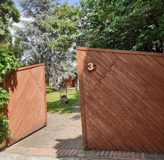 ペンション Karikatúra Vendégház