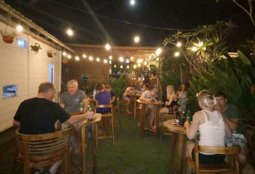 بنسيون Tiki Bar And More