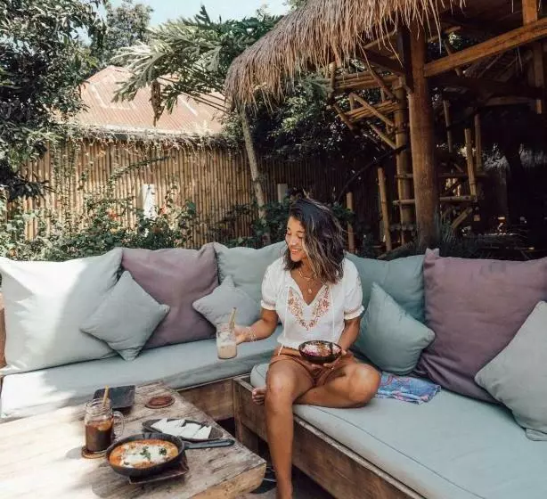 リゾートホテル Flowers & Fire Yoga Garden