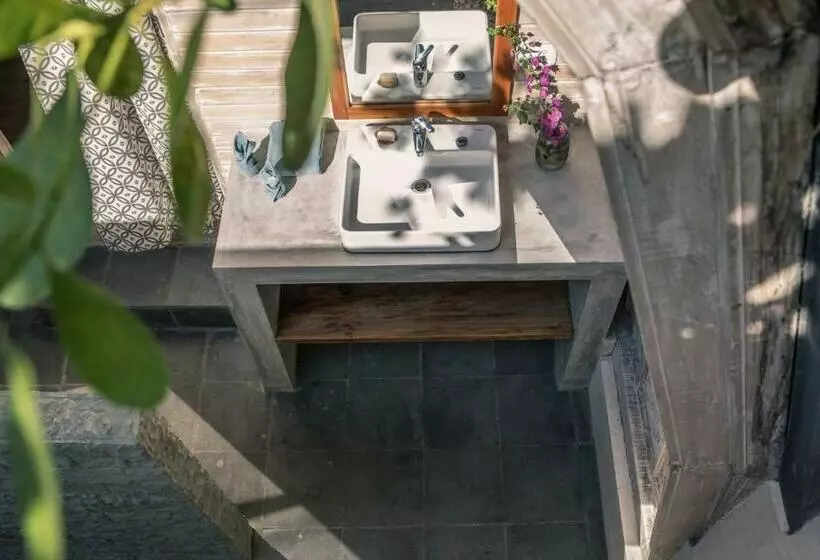 リゾートホテル Flowers & Fire Yoga Garden