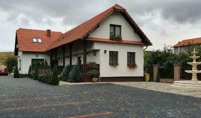 بنسيون Casa Cu Pridvor