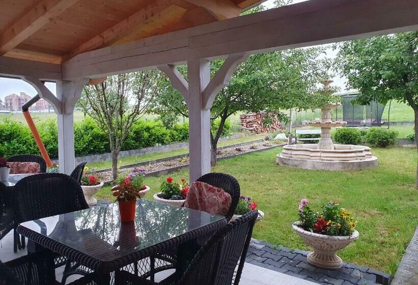 بنسيون Casa Cu Pridvor