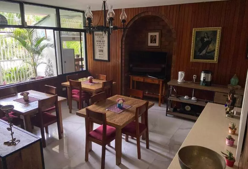 پانسیون Manakin Hostal & Resto