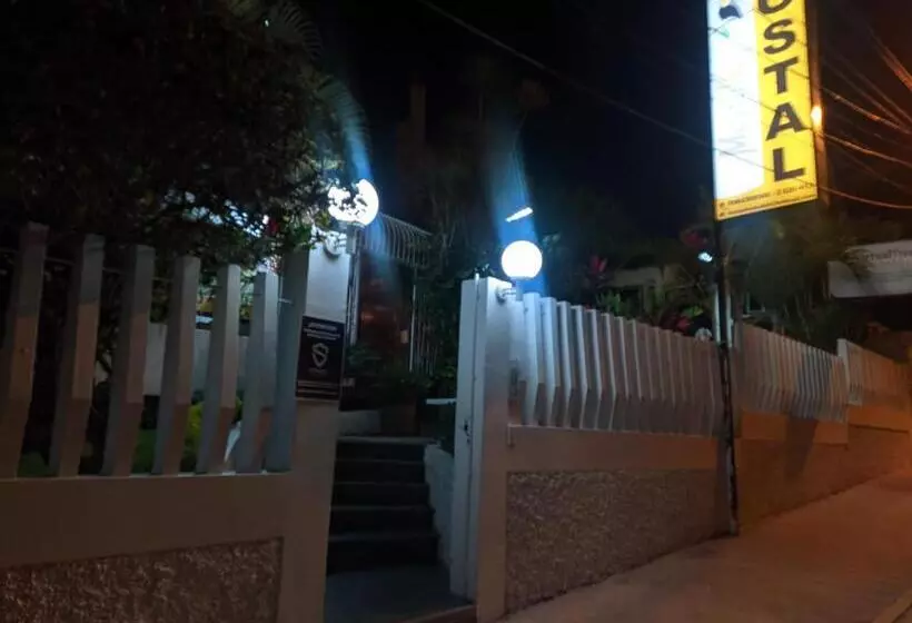 پانسیون Manakin Hostal & Resto