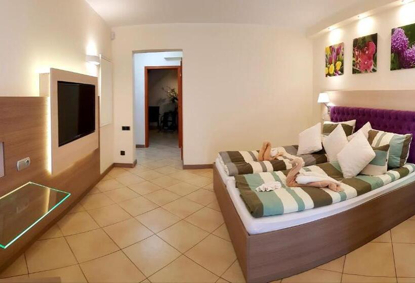 פנסיון Willa Adonis