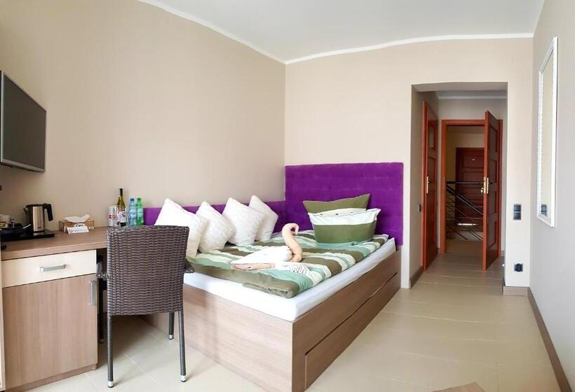 פנסיון Willa Adonis