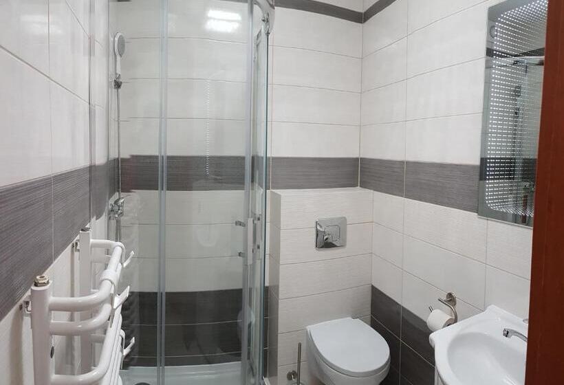 פנסיון Willa Adonis