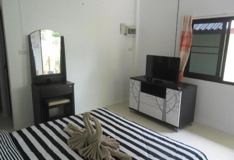 فندق صغير Baansanook Resort & Swimming Pool