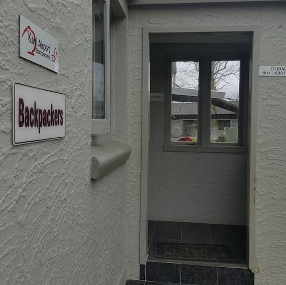 Albergue Kiwi Airport Backpackers