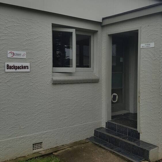 Albergue Kiwi Airport Backpackers