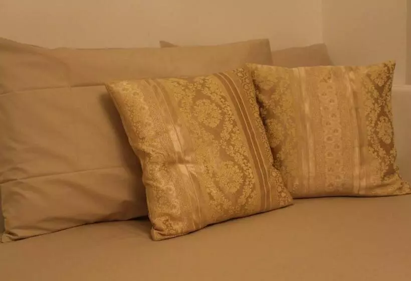 تختخواب و صبحانه L'attico Del Centro