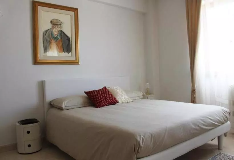 تختخواب و صبحانه L'attico Del Centro