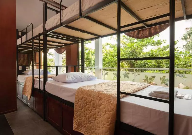 Catba Central Hostel