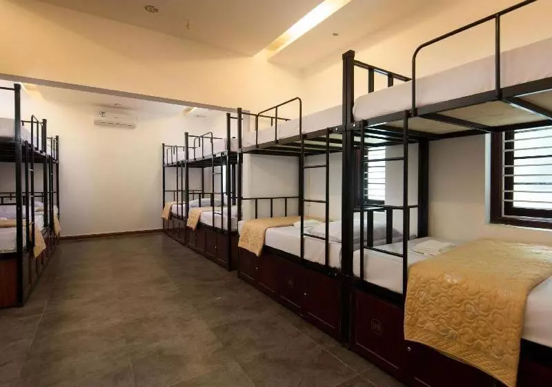 Catba Central Hostel