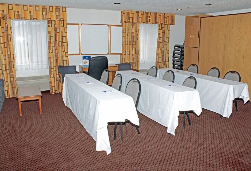 בית מלון כפרי Baymont By Wyndham Battle Creek Downtown