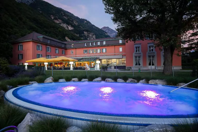 Отель Grand Hôtel Des Bains De Lavey