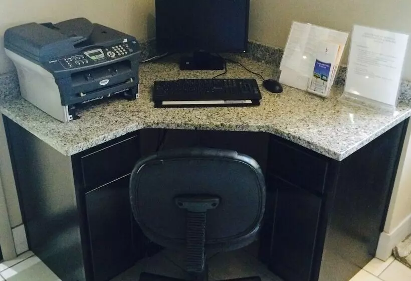 호텔 Guesthouse Inn & Suites Lexington