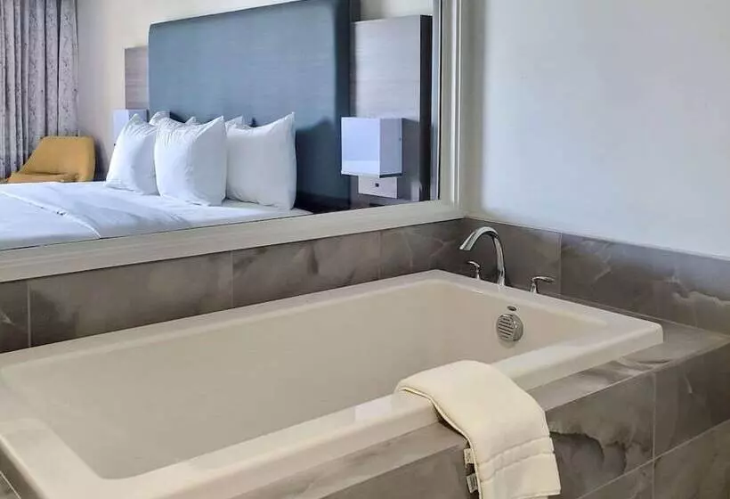 Hourglass Hotel, Ascend Hotel Collection