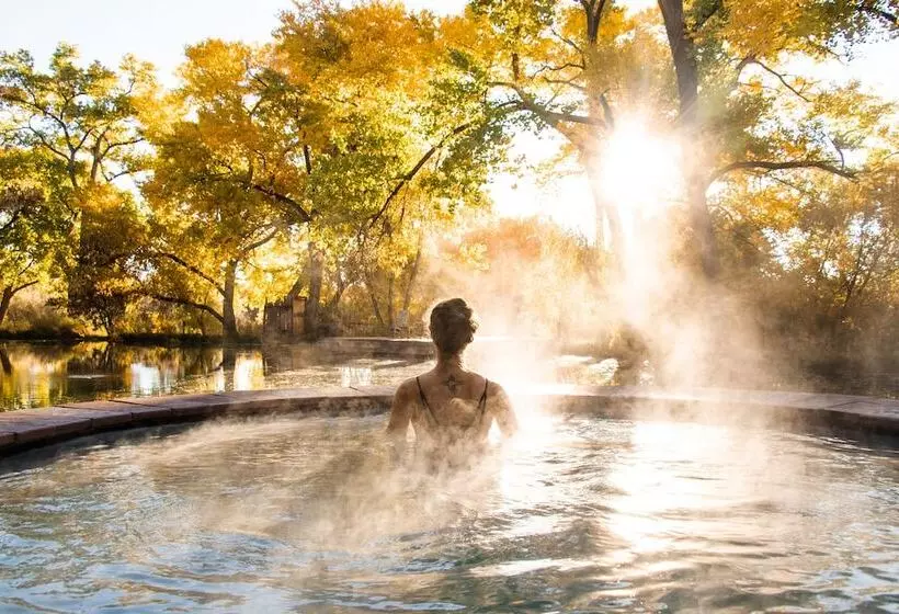 בית מלון כפרי Ojo Santa Fe Spa Resort