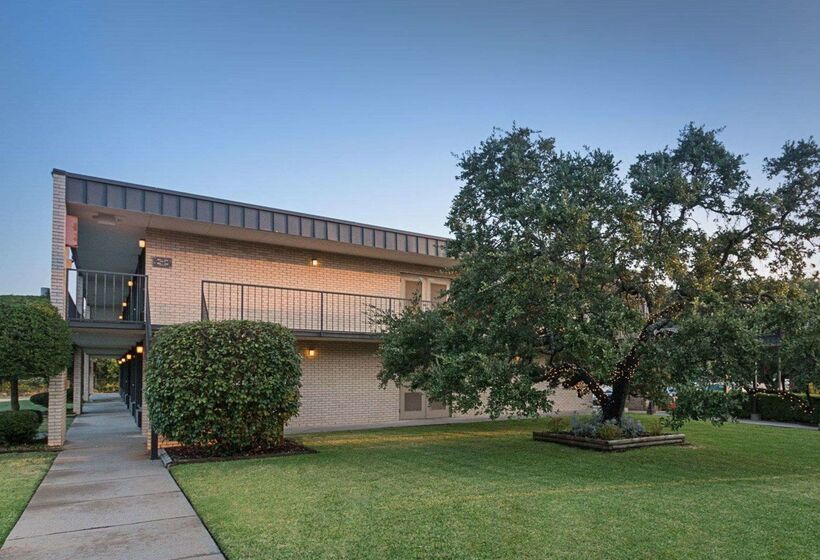 בית מלון כפרי Quality Inn