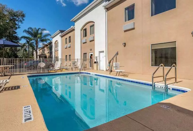 호텔 Quality Inn Zephyrhillsdade City