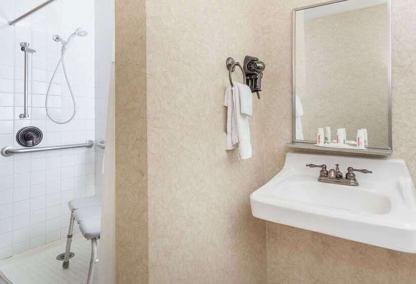 هتل Ramada By Wyndham Frisco