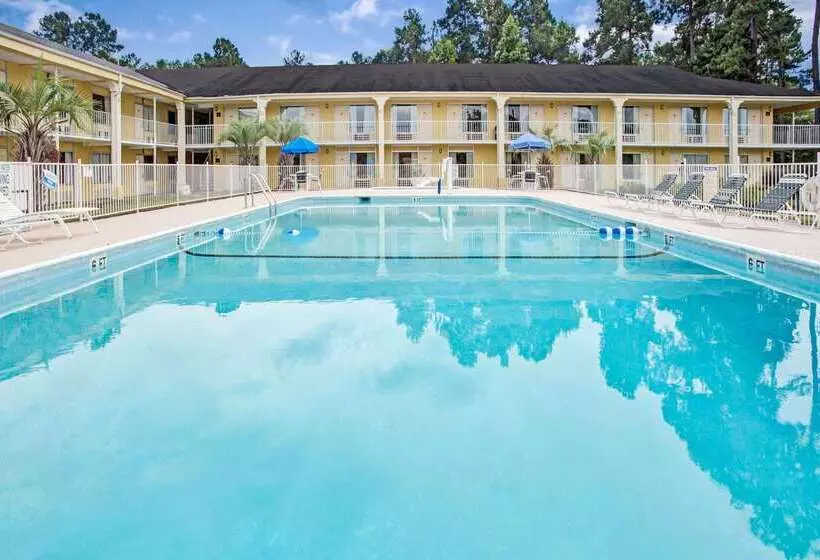 Hotelli Ramada By Wyndham Walterboro