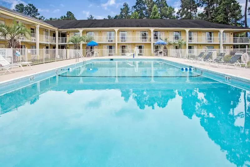 Hotelli Ramada By Wyndham Walterboro