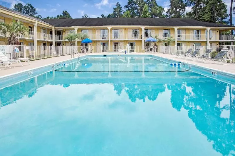 Hotelli Ramada By Wyndham Walterboro