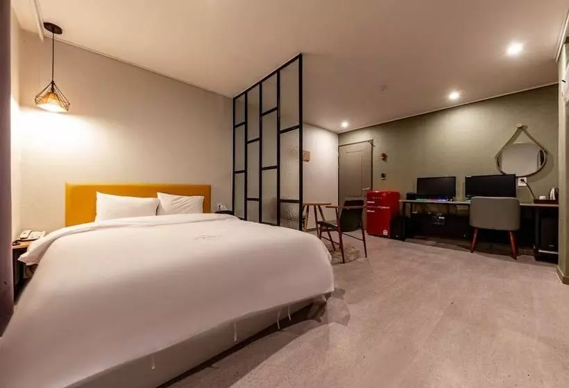 Zeus Motel