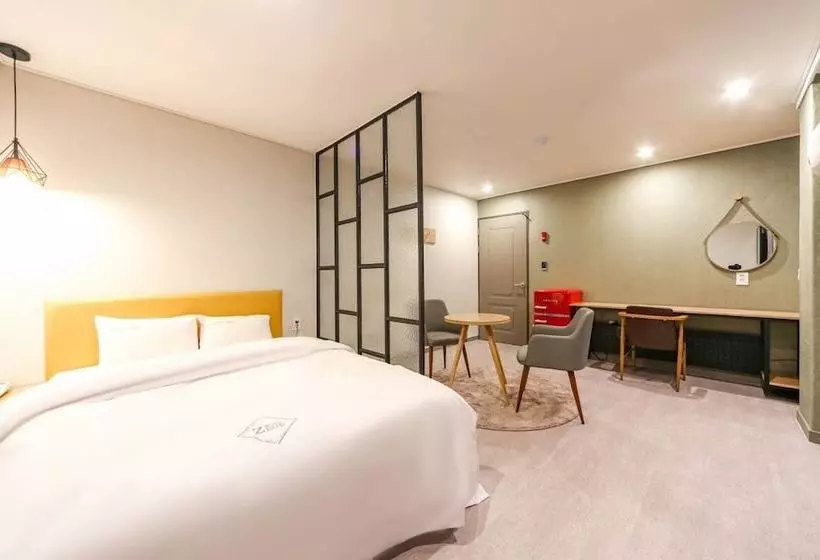 Zeus Motel