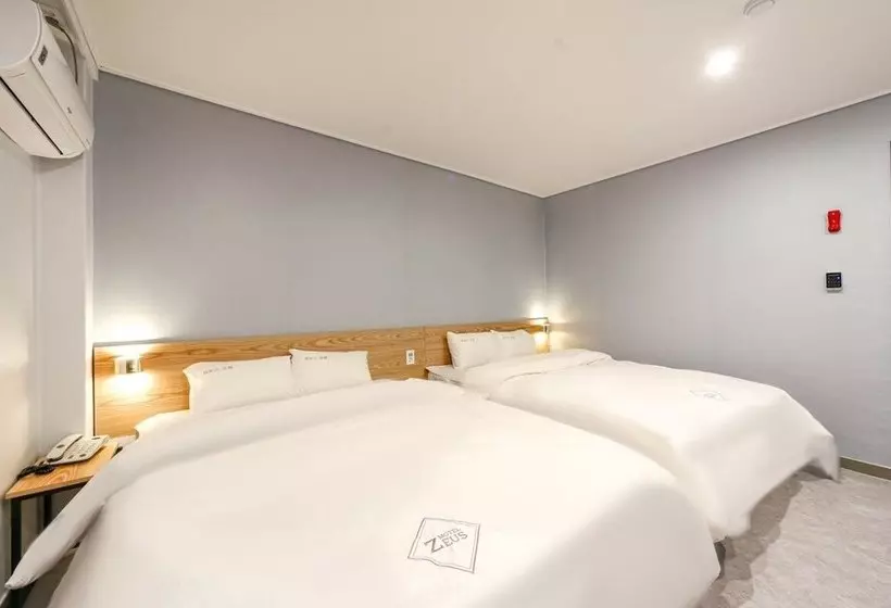 Zeus Motel