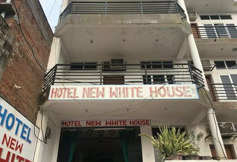 ホテル New White House Tikamgarh